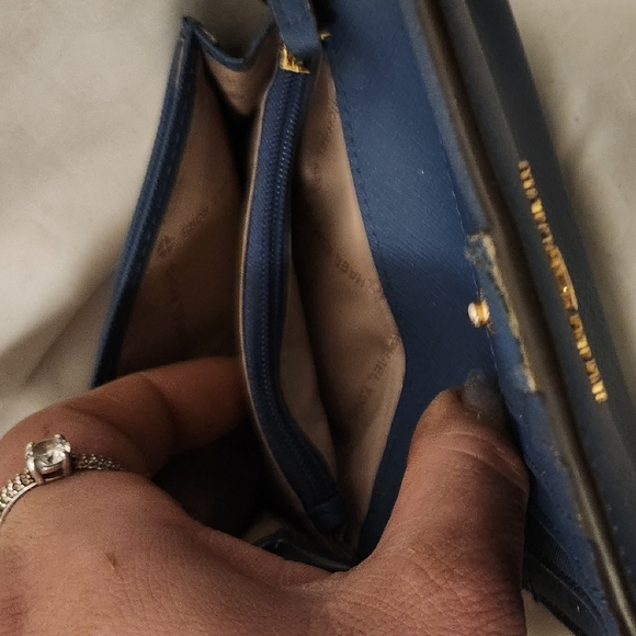 Michael Kors Susannah Ew Medium Slim Wallet - Picture 5 of 6